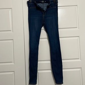 Hollister Jeggings dark wash.. super stretchy! Excellent condition.